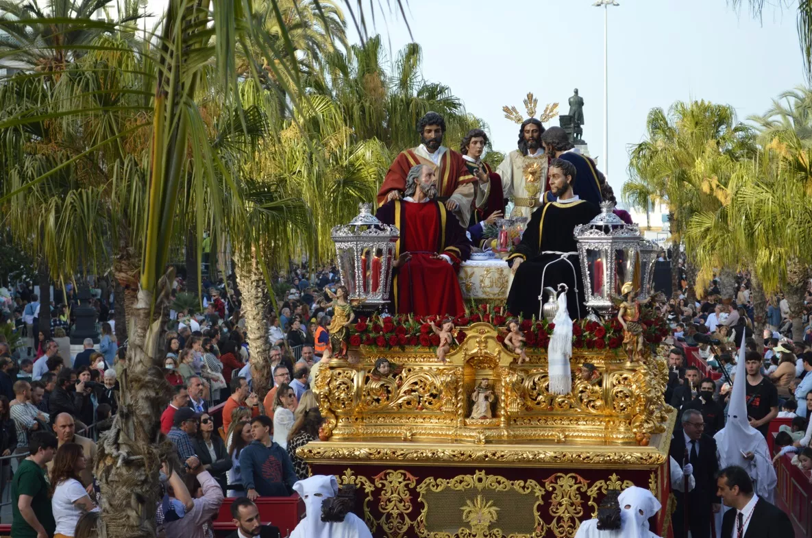 Misterio de la Sagrada Cena a su paso por San Juan de Dios. El Milagro vuelve a procesionar en Santo Domingo.