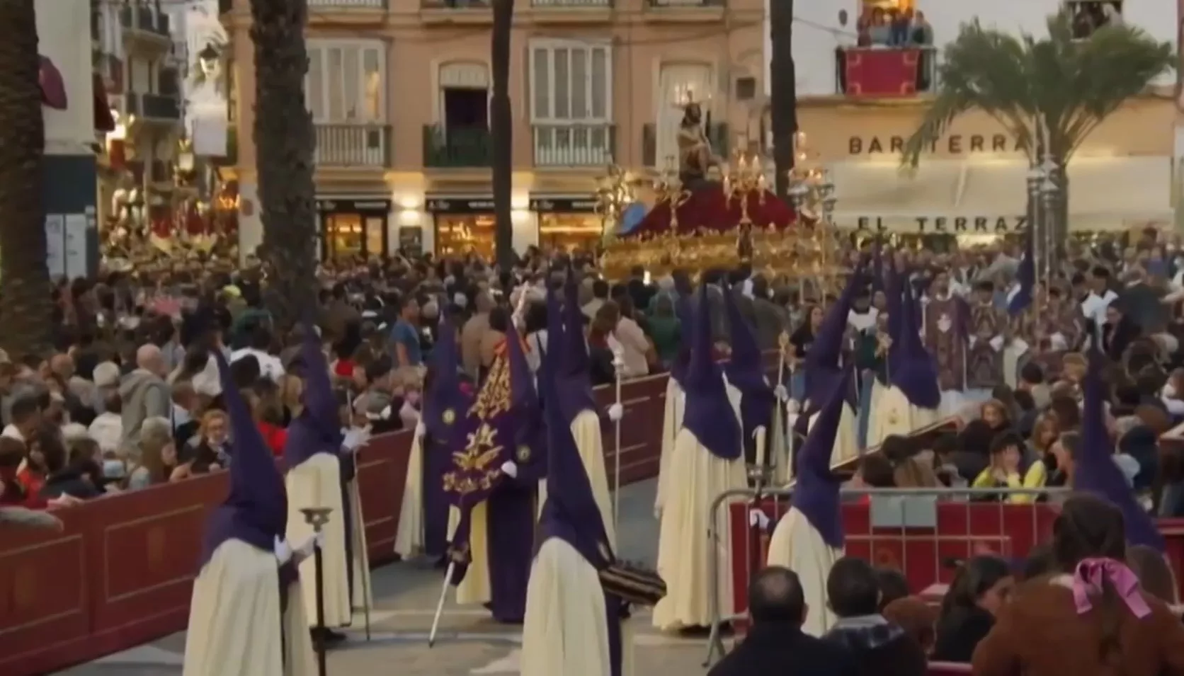 Imagen de la plaza de la Catedral llena de público contemplando el paso de una hermandad