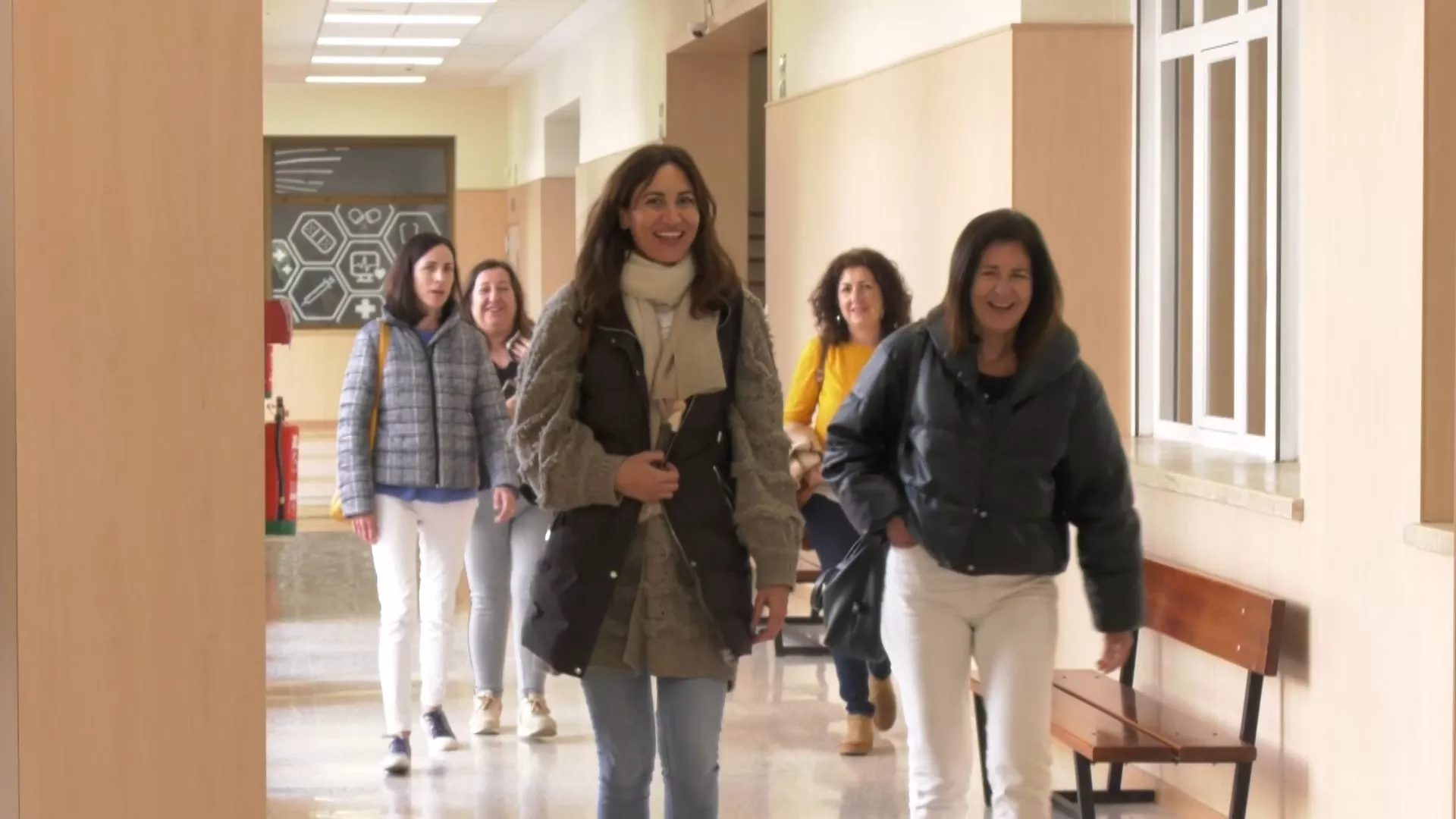 Varias personas atraviesan sin mascarillas los pasillos de la Facultad de Medicina