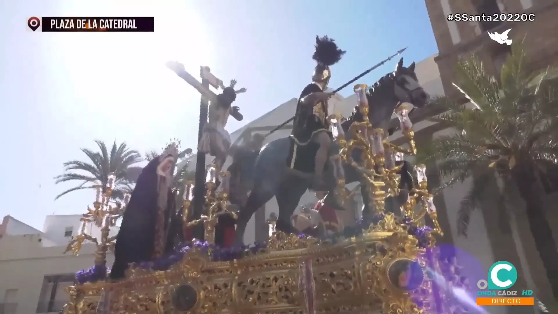 Sol radiante durante el recorrido del Cristo de Las Aguas a su paso por la plaza de la Catedral 