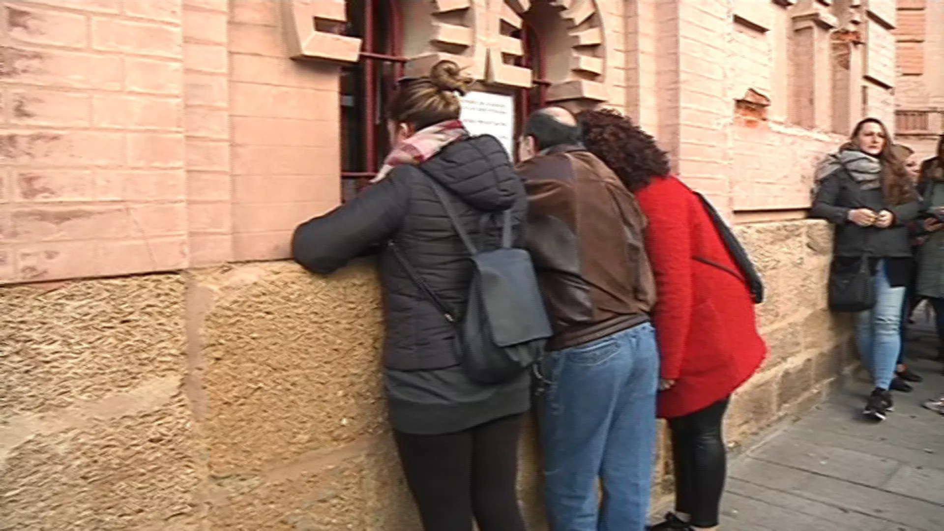 Personas adquieren localidades en las taquillas de Falla (archivo)