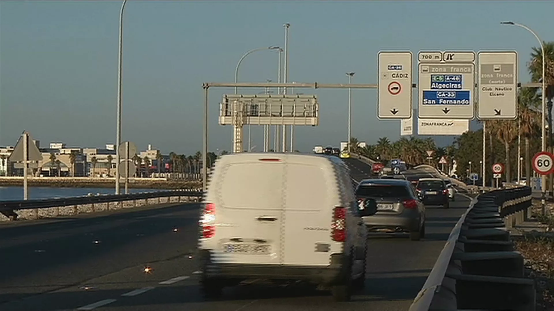 Tráfico a la entrada de Cádiz por el puente Carranza 