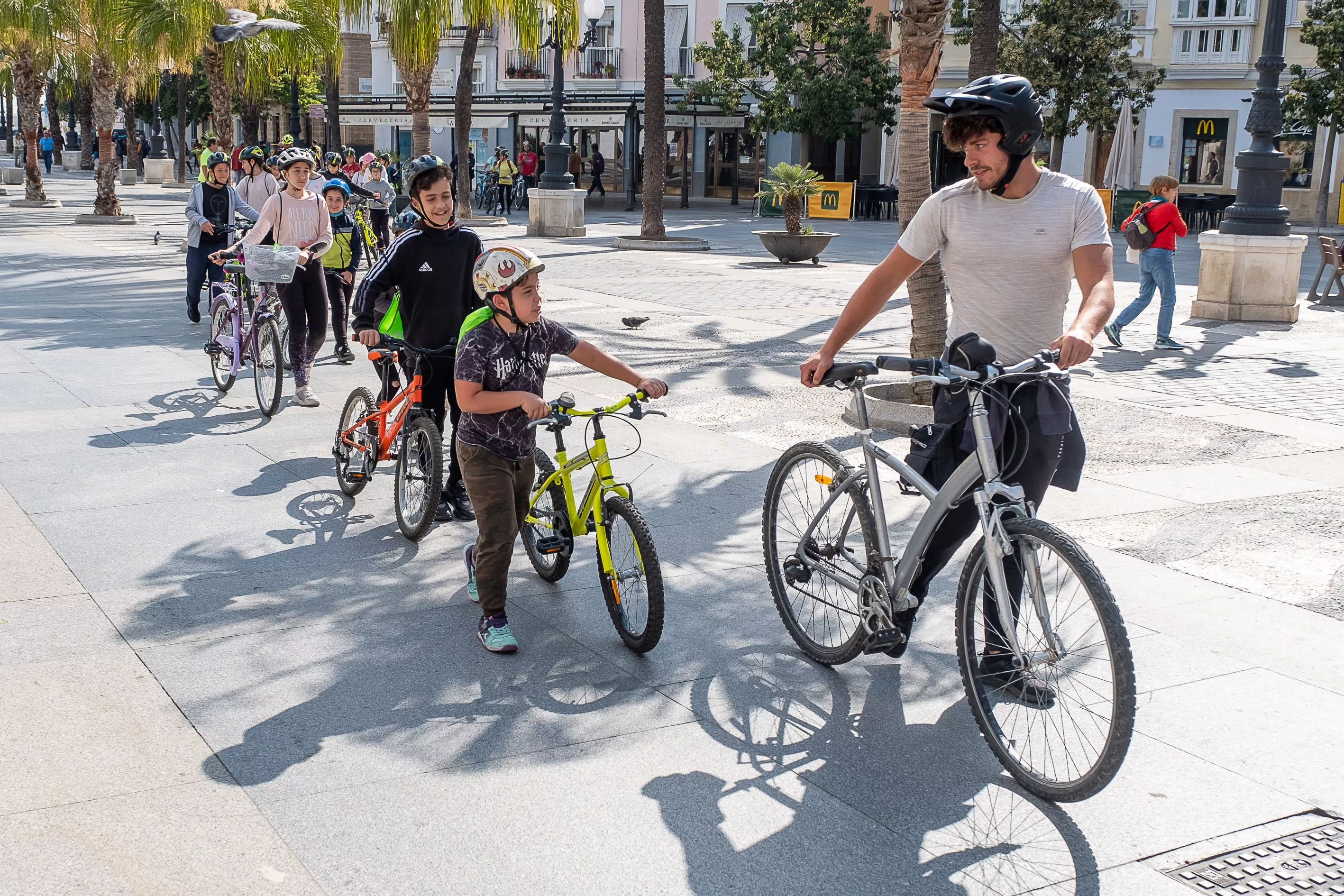 Salida en bici por la ciudad de los alumnos y alumnas participantes