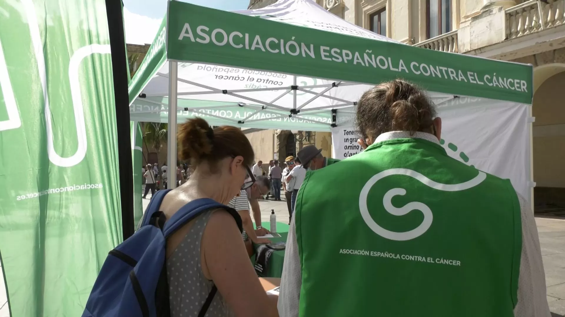 La AECC Cádiz ha desplegado su campaña en la plaza San Juan de Dios