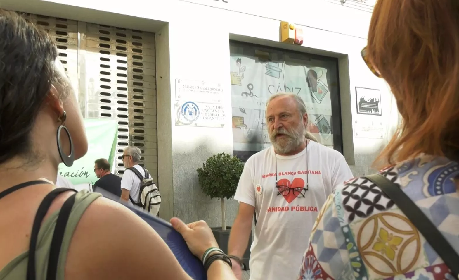 El portavoz de Marea Blanca, Antonio Vergara, durante la concentración en la plaza del Palillero