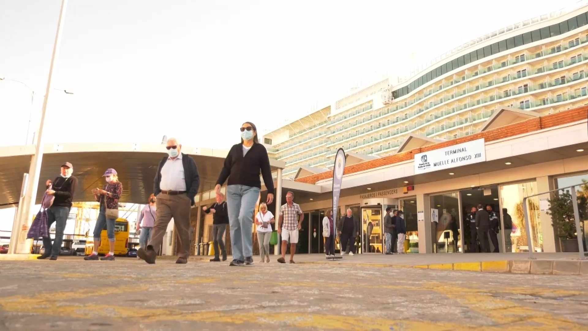 Un grupo de cruceristas salen de la terminal de cruceros del puerto de Cädiz