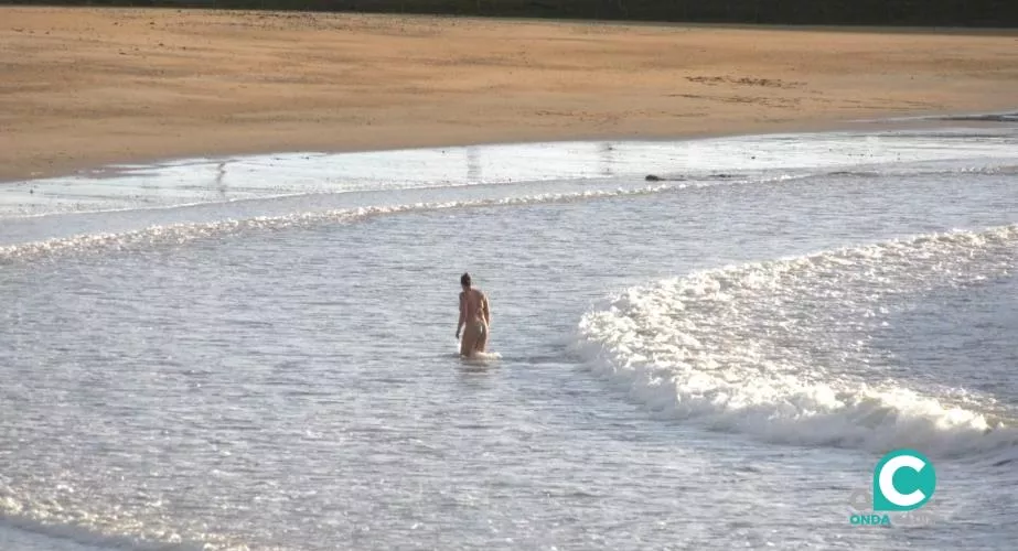 Las altas temperaturas hacen que muchos se acerquen a la playa a darse el primer baño de la temporada