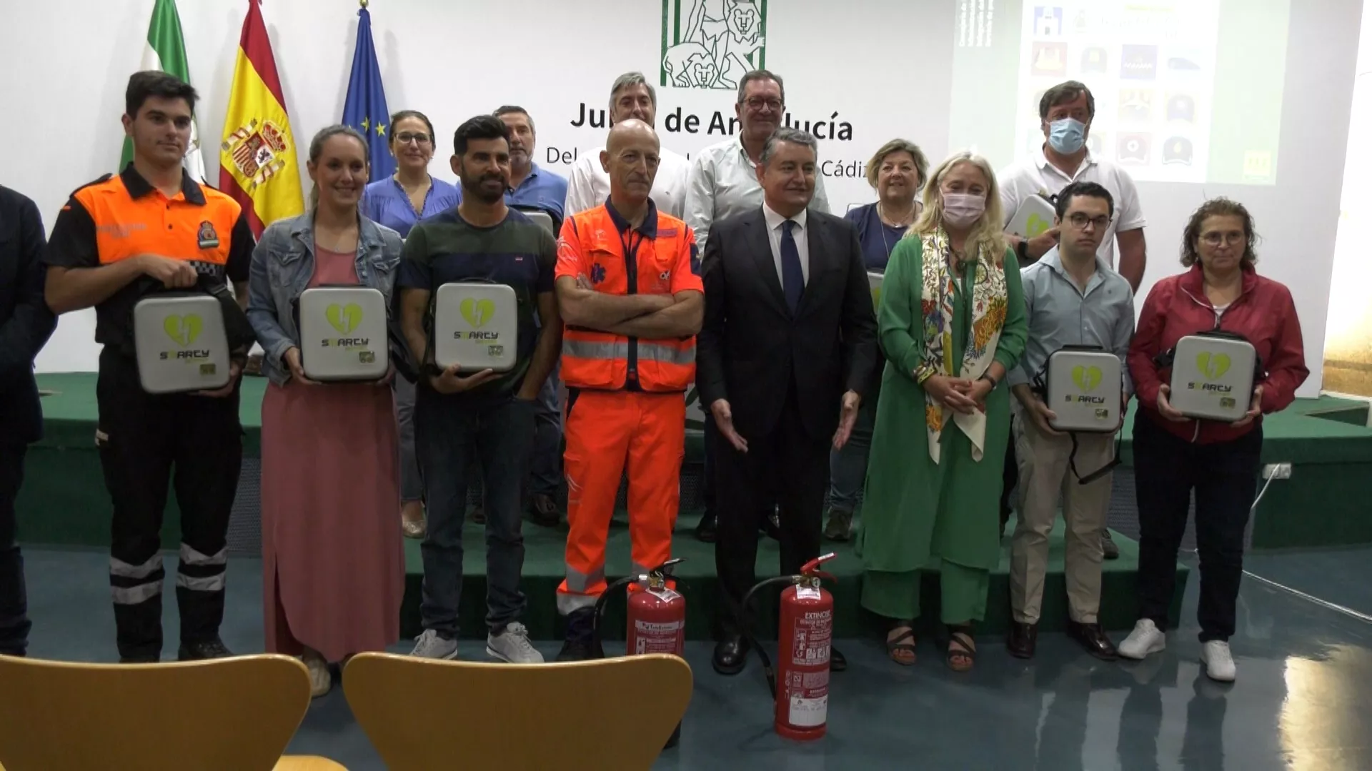 La entrega de desfibriladores se ha llevado a cabo esta mañana en el Salón de actos de la Delegación del Gobierno de la Junta de Andalucía en Cádiz