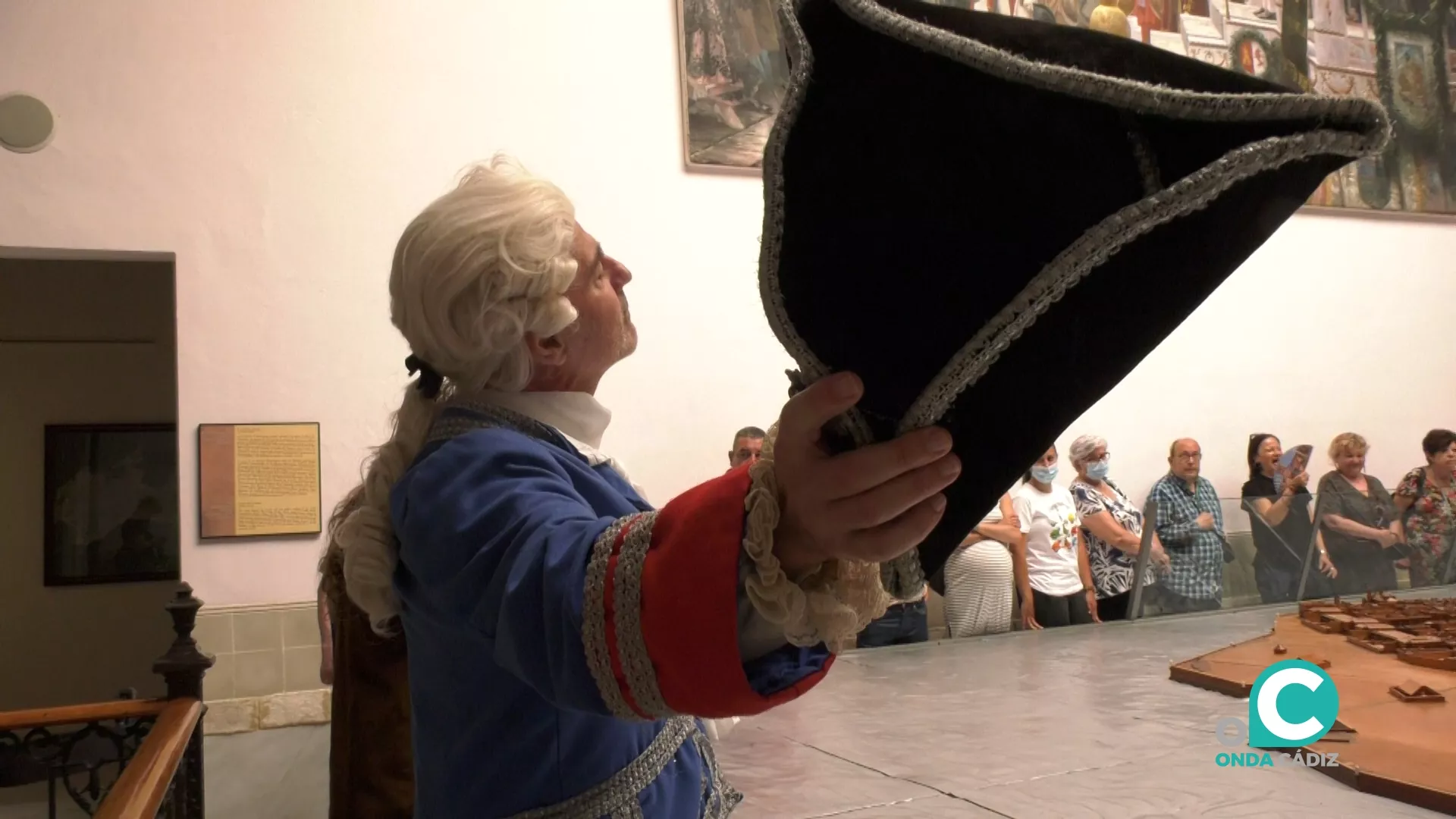 Uno de los componentes del grupo Animarte durante la visita a la maqueta de Cádiz