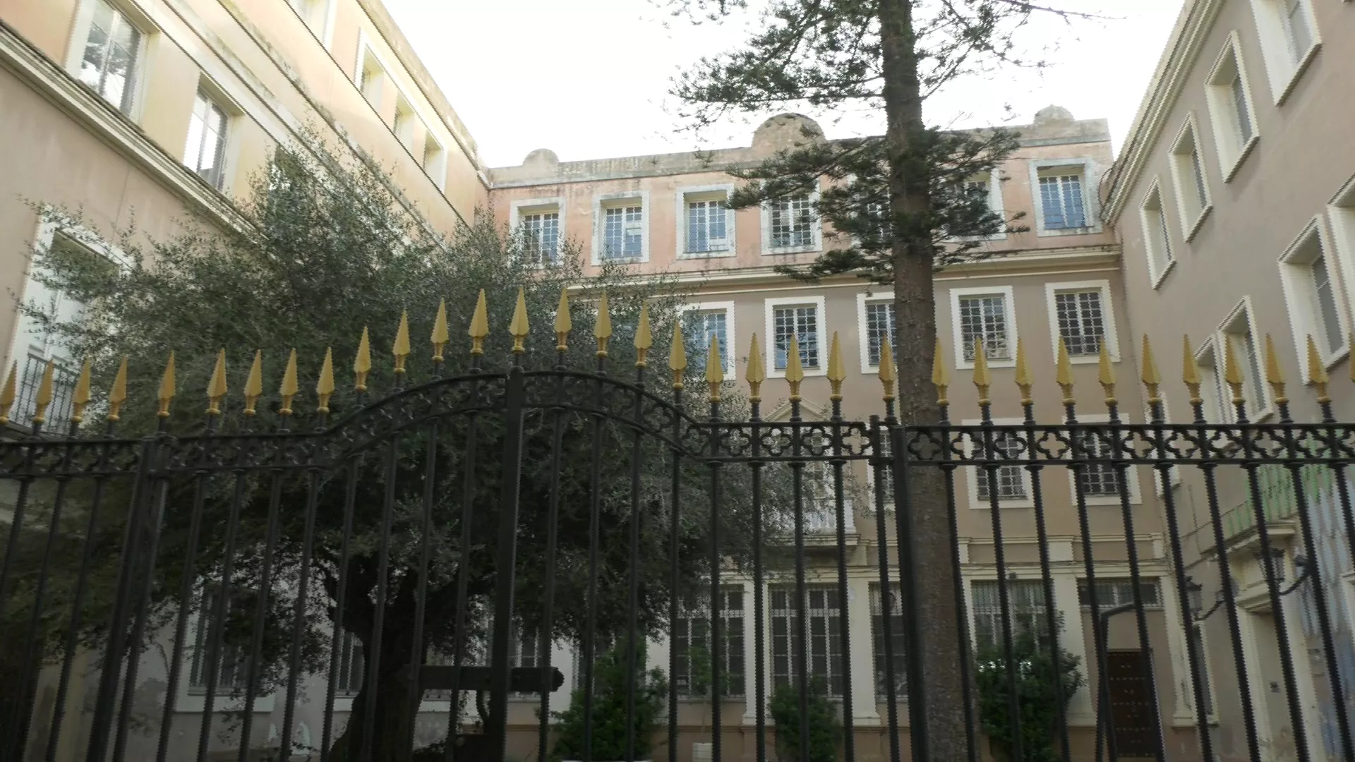 El Ayuntamiento y la Real Academia de Bellas Artes alertan sobre las malas condiciones del edificio de la antigua Escuela de Artes del Tinte