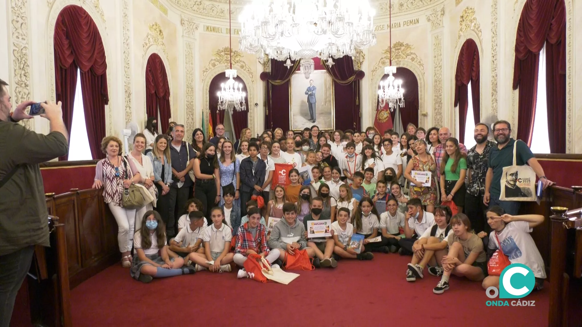 Foto de familia del alumnado participante en el Pleno Infantil este jueves