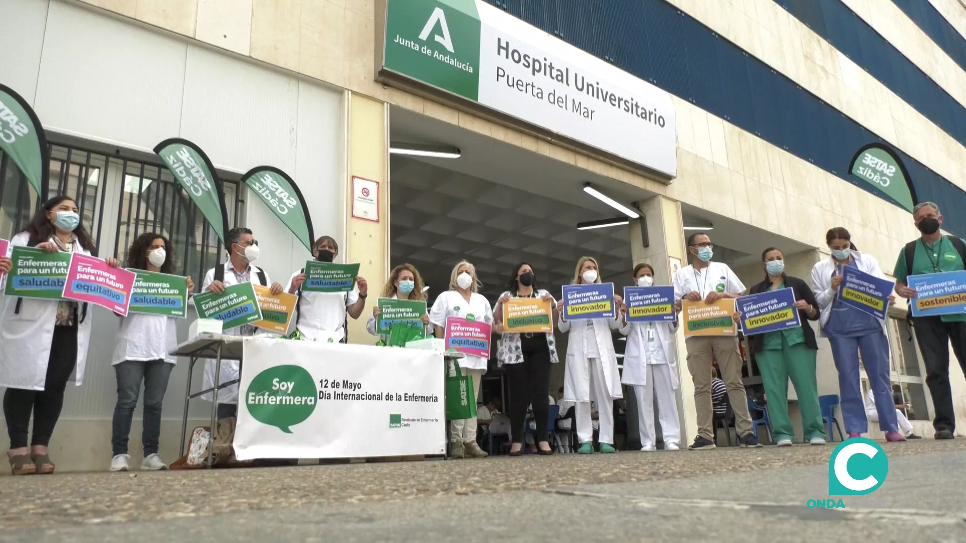 Imagen de la concentración a las puertas del Hospital Puerta del Mar