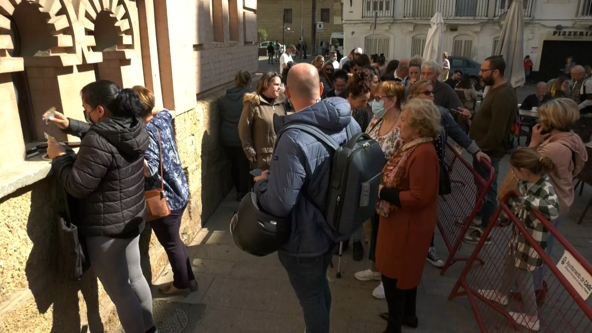 Desde esta mañana son muchas las personas que se han acercado a la taquilla del Gran Teatro Falla