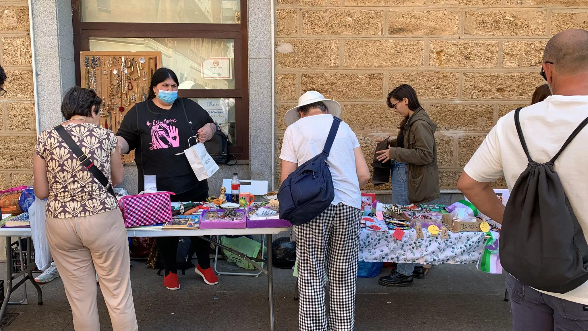 El mercadillo  instalado en la plaza de Las Flores de 9:00 a 14:00