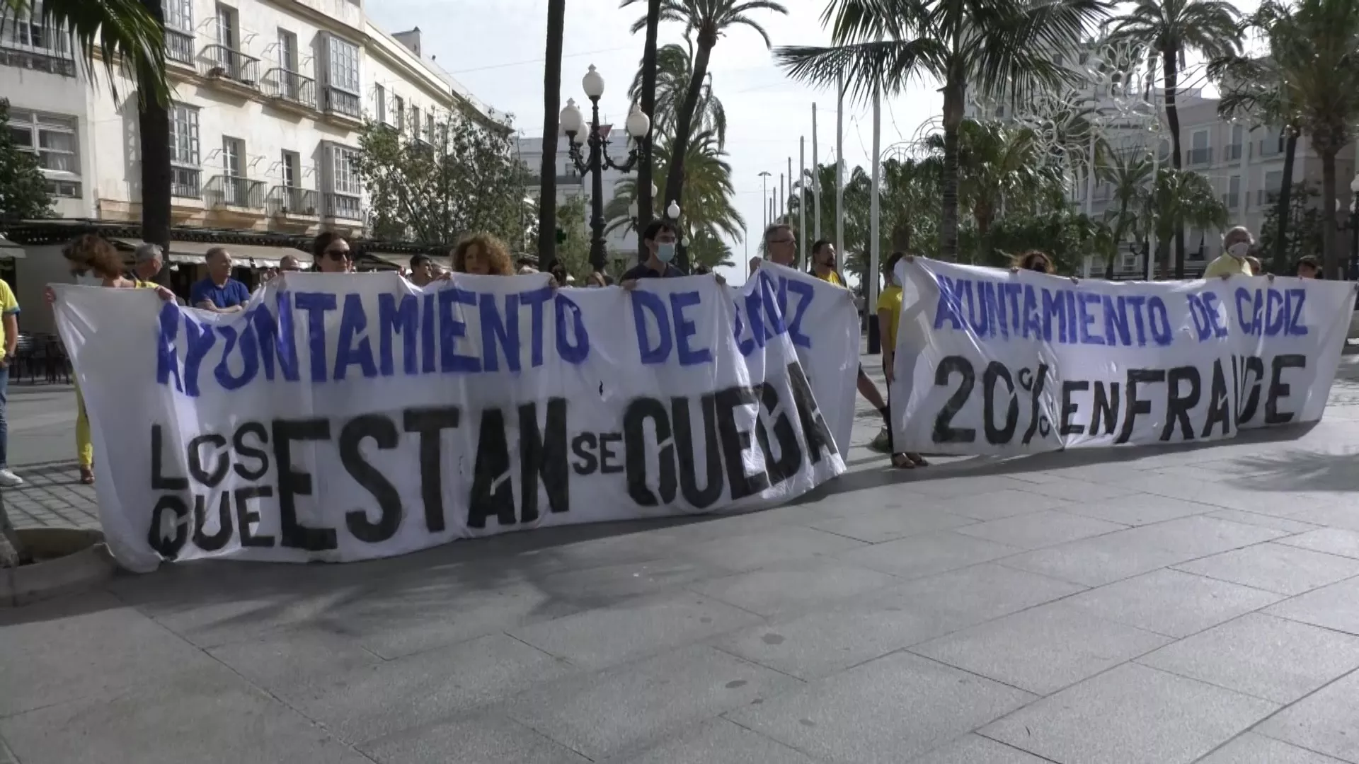 Los interinos municipales se han vuelto a concentrara a las puertas del Ayuntamiento para exigir soluciones a su conflicto