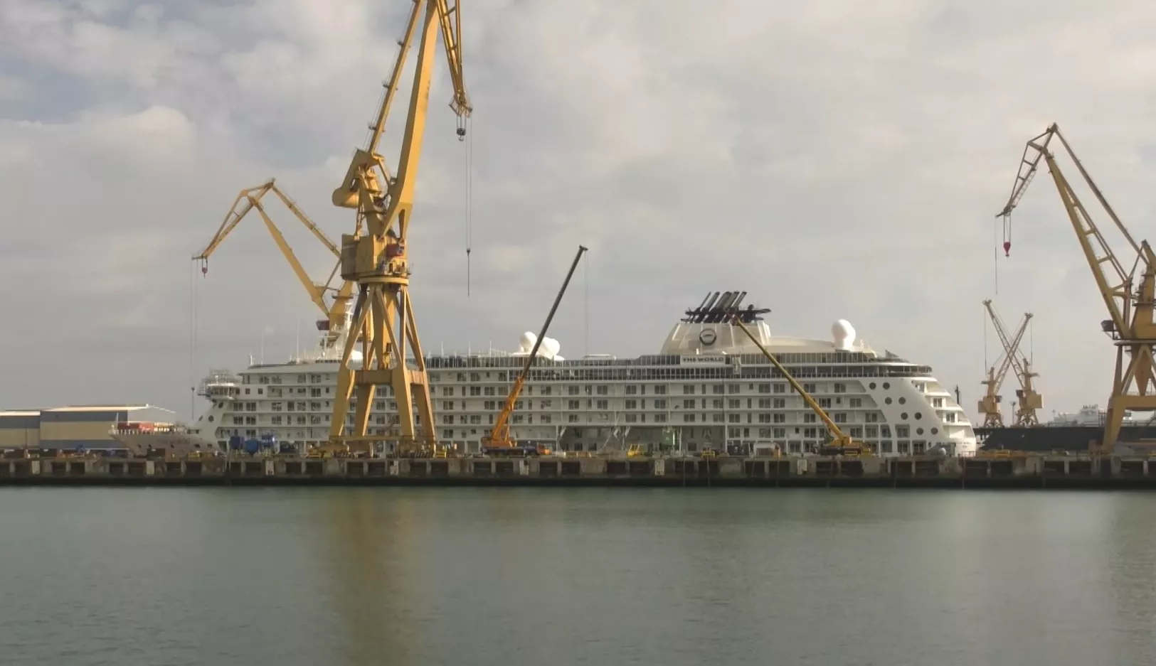 El The World, conocido como 'crucero de los millonarios', sometido a mejoras actualmente en el astillero de Cádiz