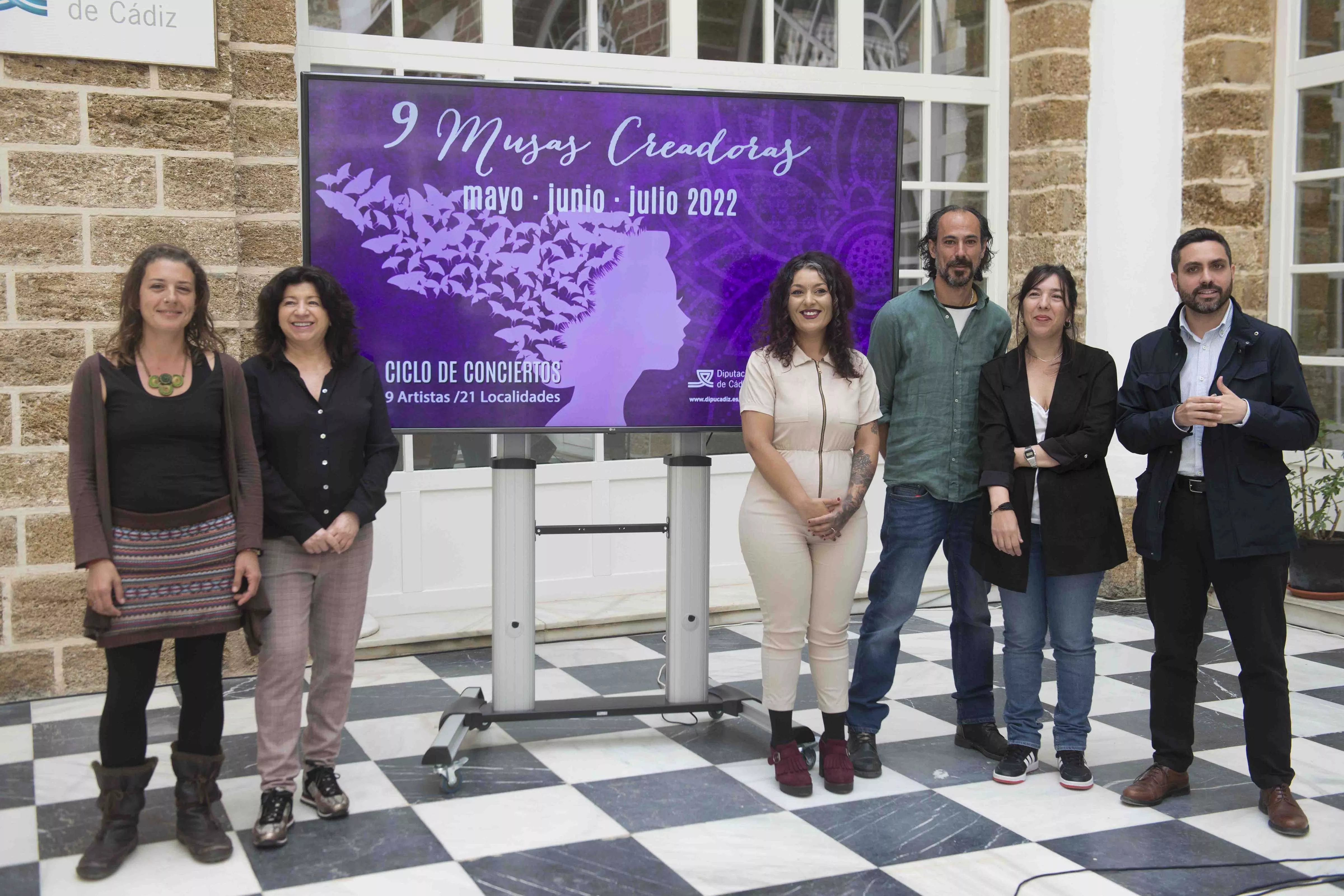 Los grupos participantes durante la presentación del programa en Diputación