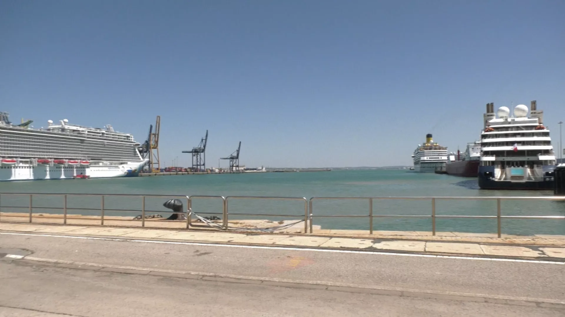 Imagen de esta mañana en el muelle de Cádiz 