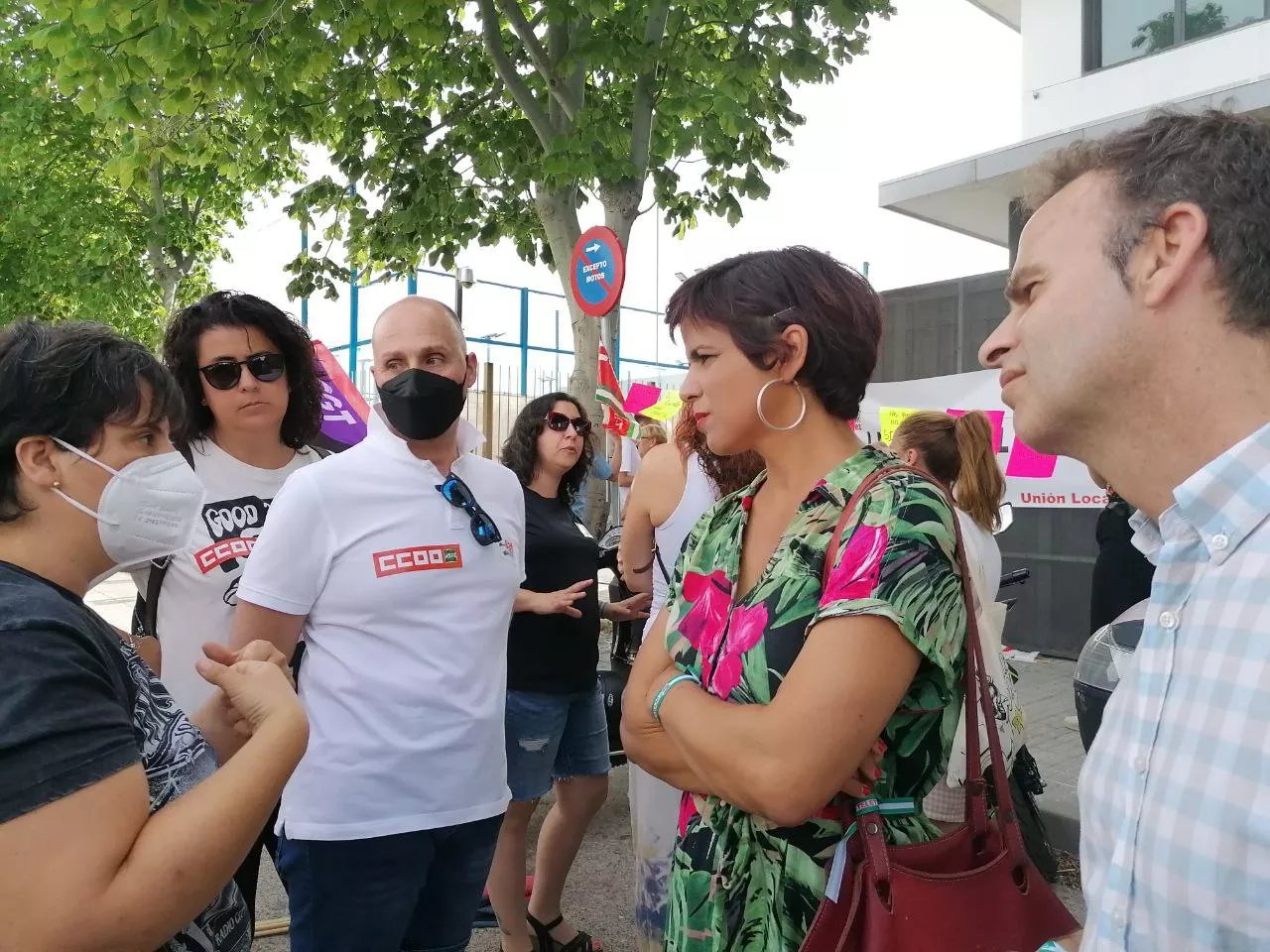 Teresa Rodríguez con los trabajadores de Majorel en Jerez