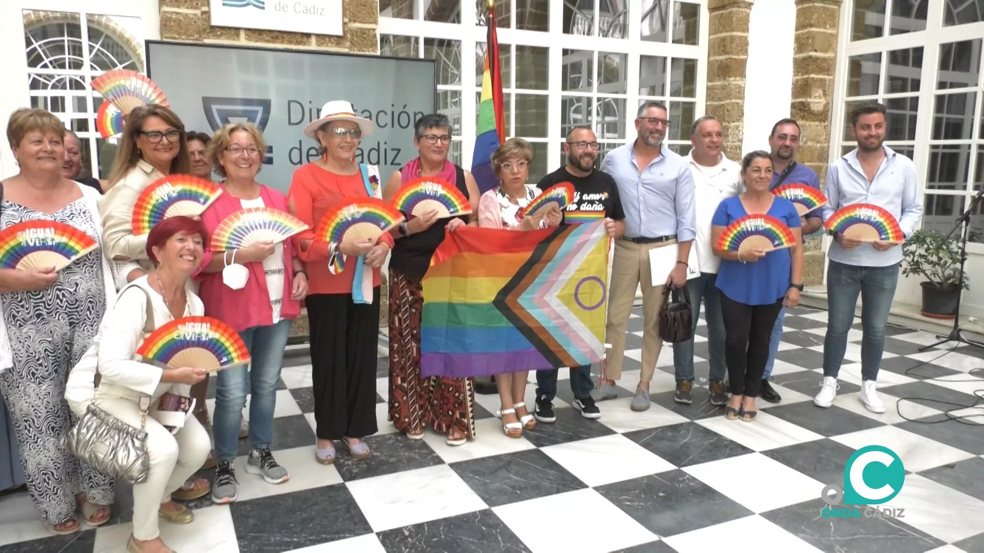 Foto de familia durante el acto de Diputación 