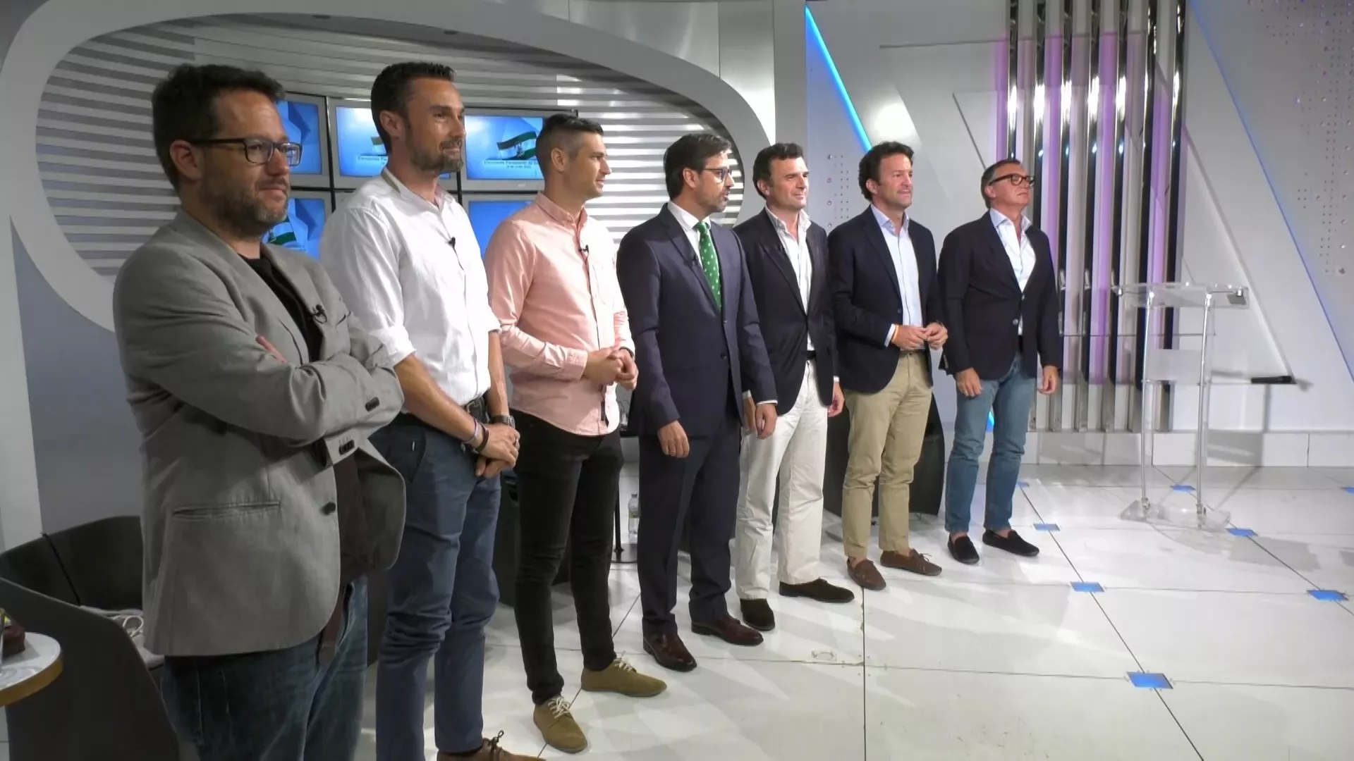 Foto de familia de los 6 candidatos políticos al término del programa Especial Elecciones