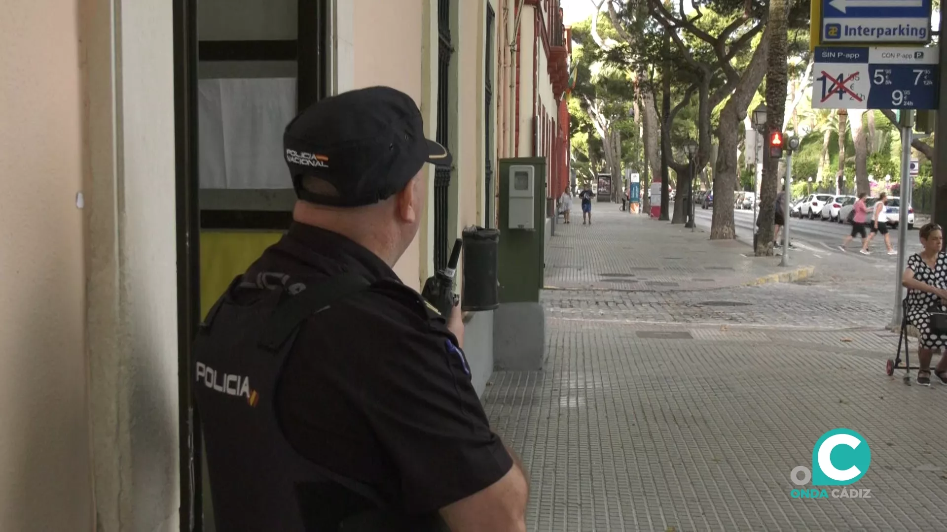 Un agente velando por la seguridad este domingo en el Colegio Carlos III