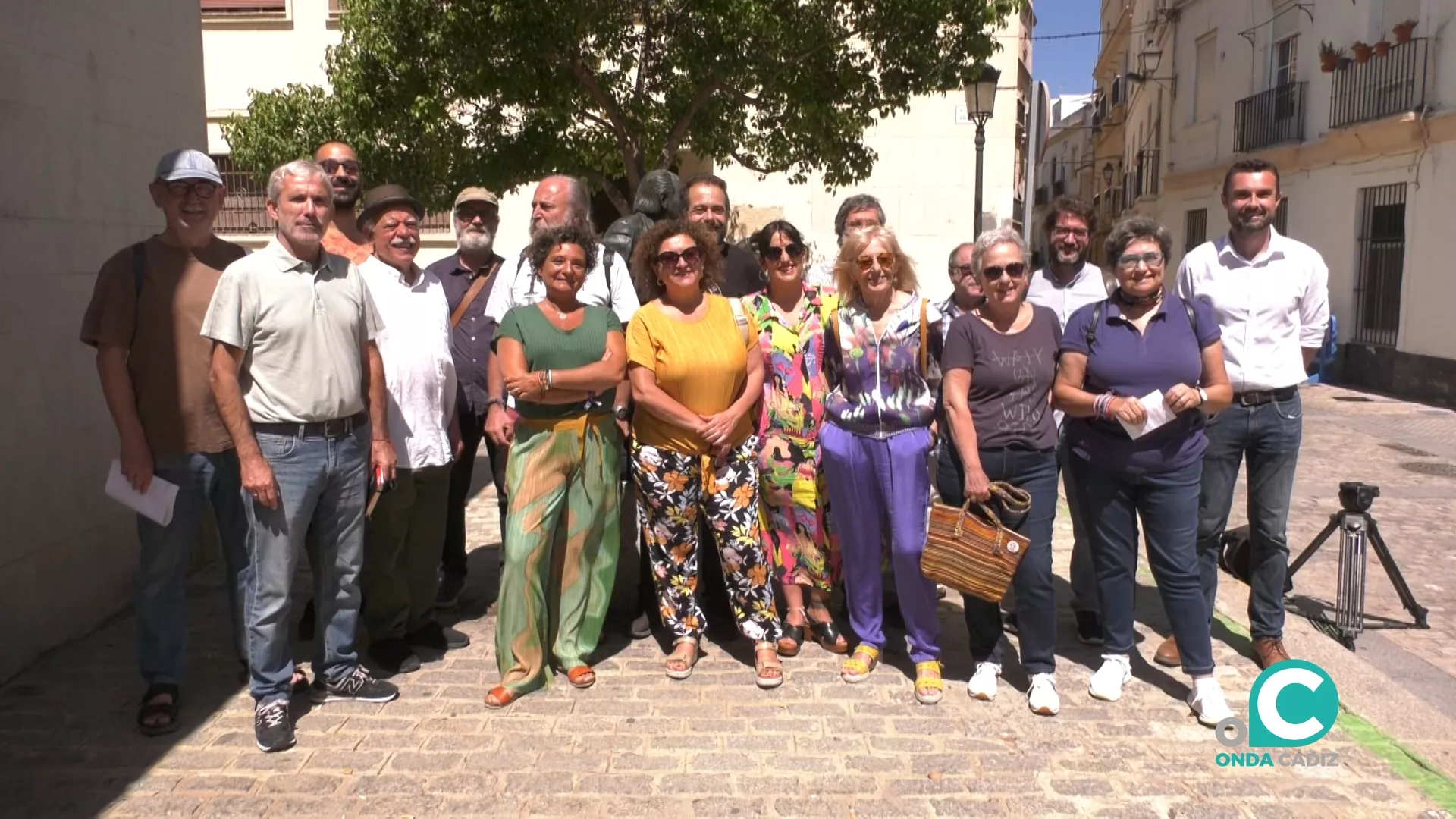 Foto de familia de los componentes de Ganar Cádiz y Podemos en la plaza de la Merced