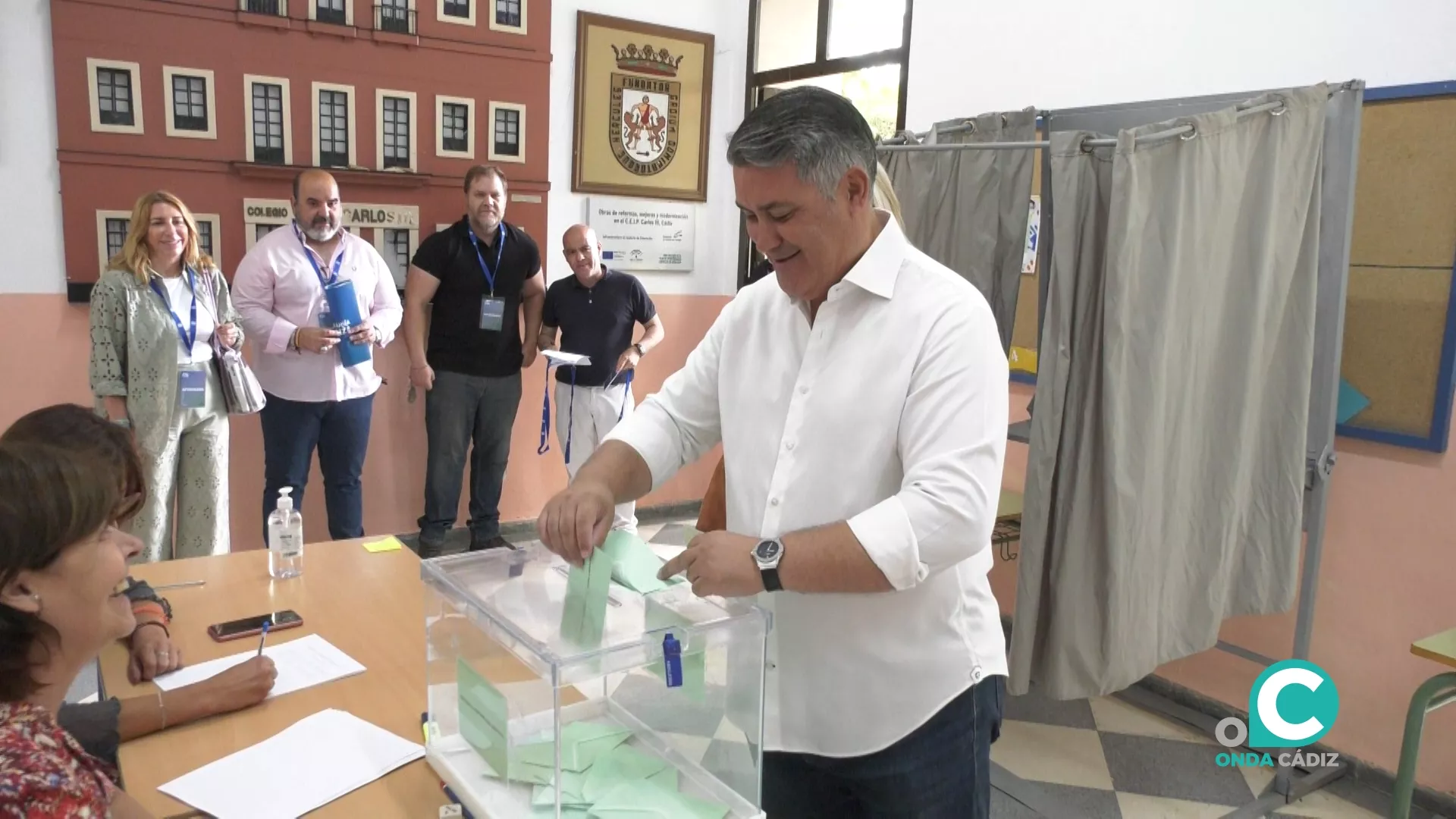 El candidato del PP ejerciendo su derecho al voto en el Colegio Carlos III