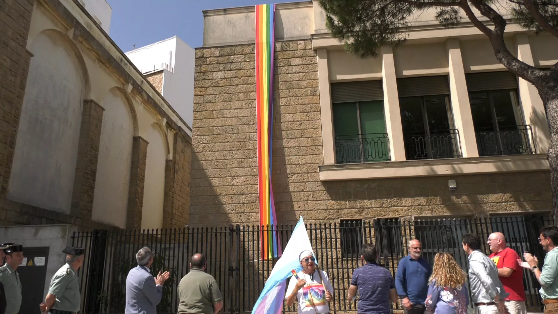 La Subdelegación coloca la bandera arcoÍris con motivo del Día del Orgullo LGTBI 