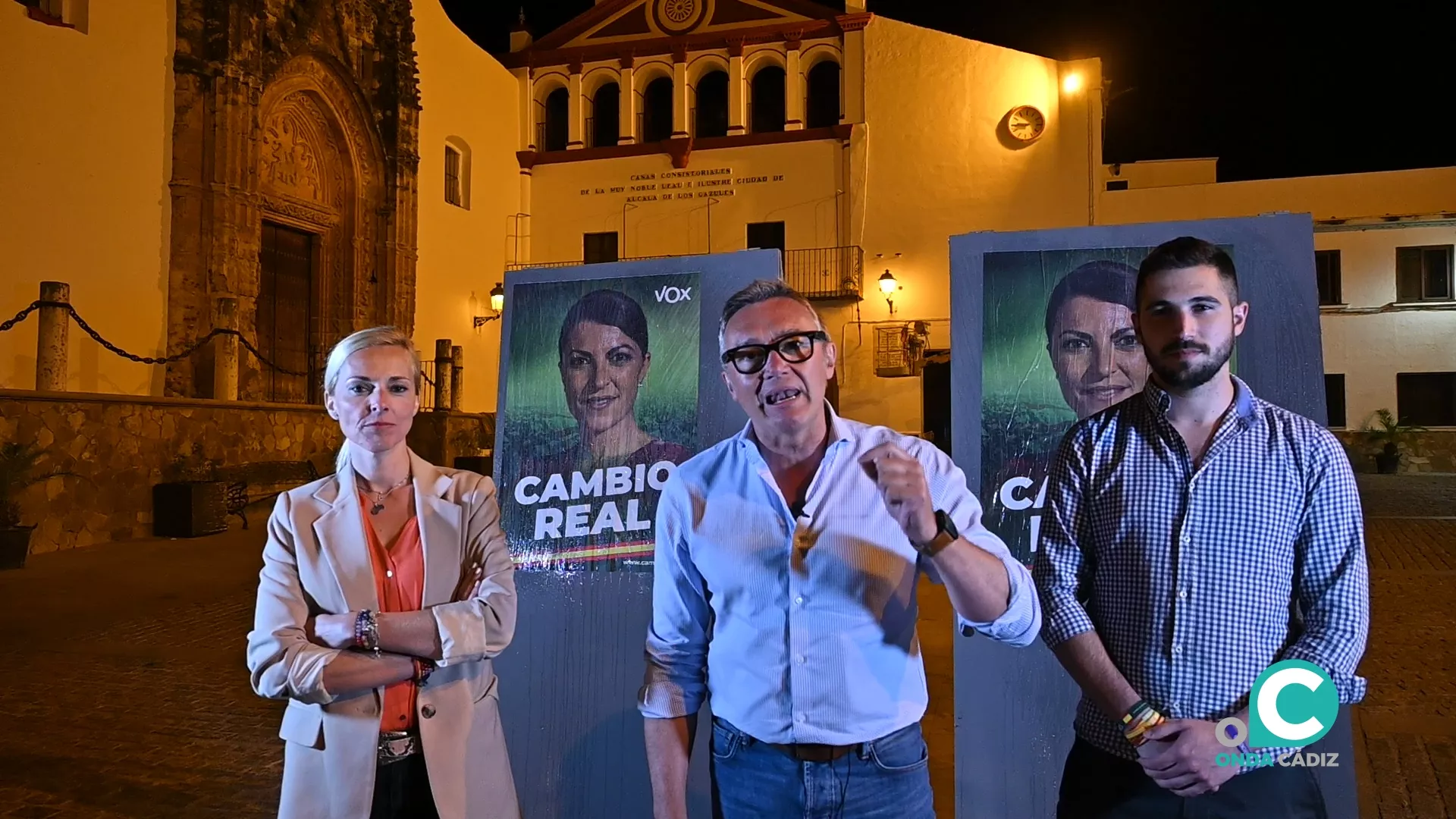 Manuel Gavira ha sido el encargado de iniciar la tradicional pegada de carteles en la plaza de San Jorge