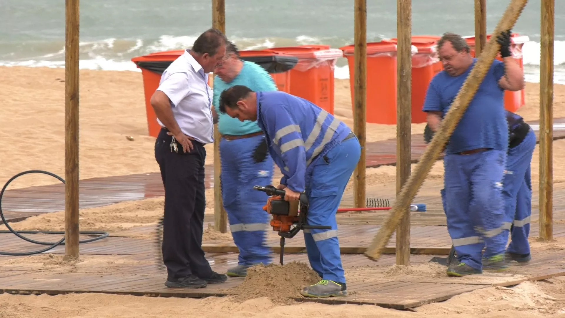 Técnicos trasladan el módulo de playa para personas con movilidad reducida