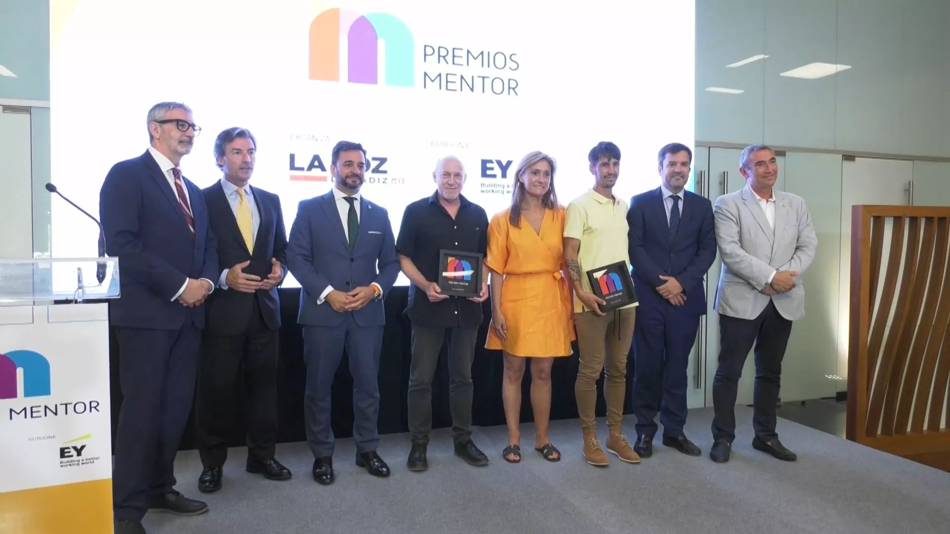 Foto de familia del jurado y los galardonados de los premios Mentor 2022