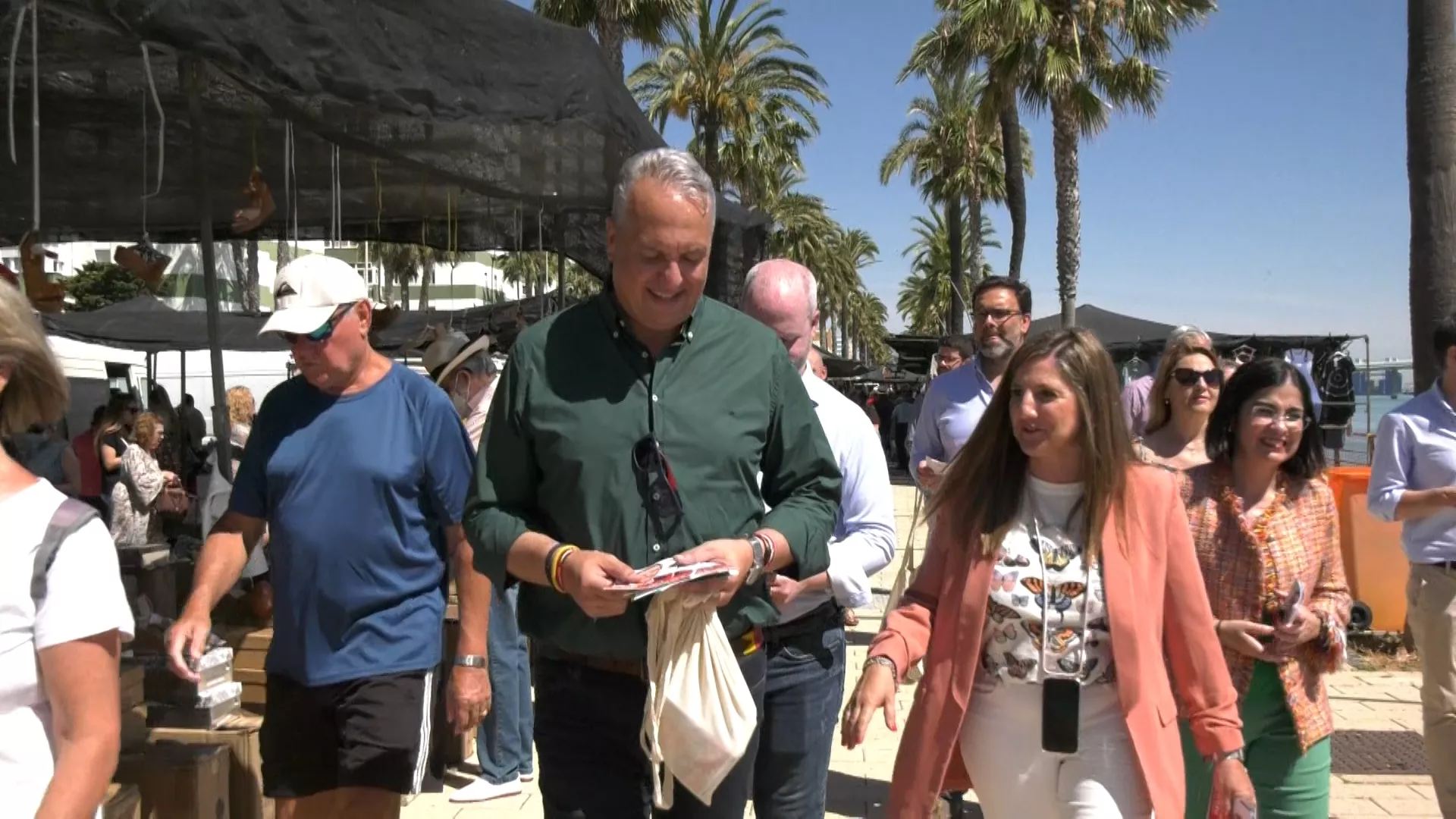 Ruiz Boix e Irene García en un reparto electoral durante la campaña