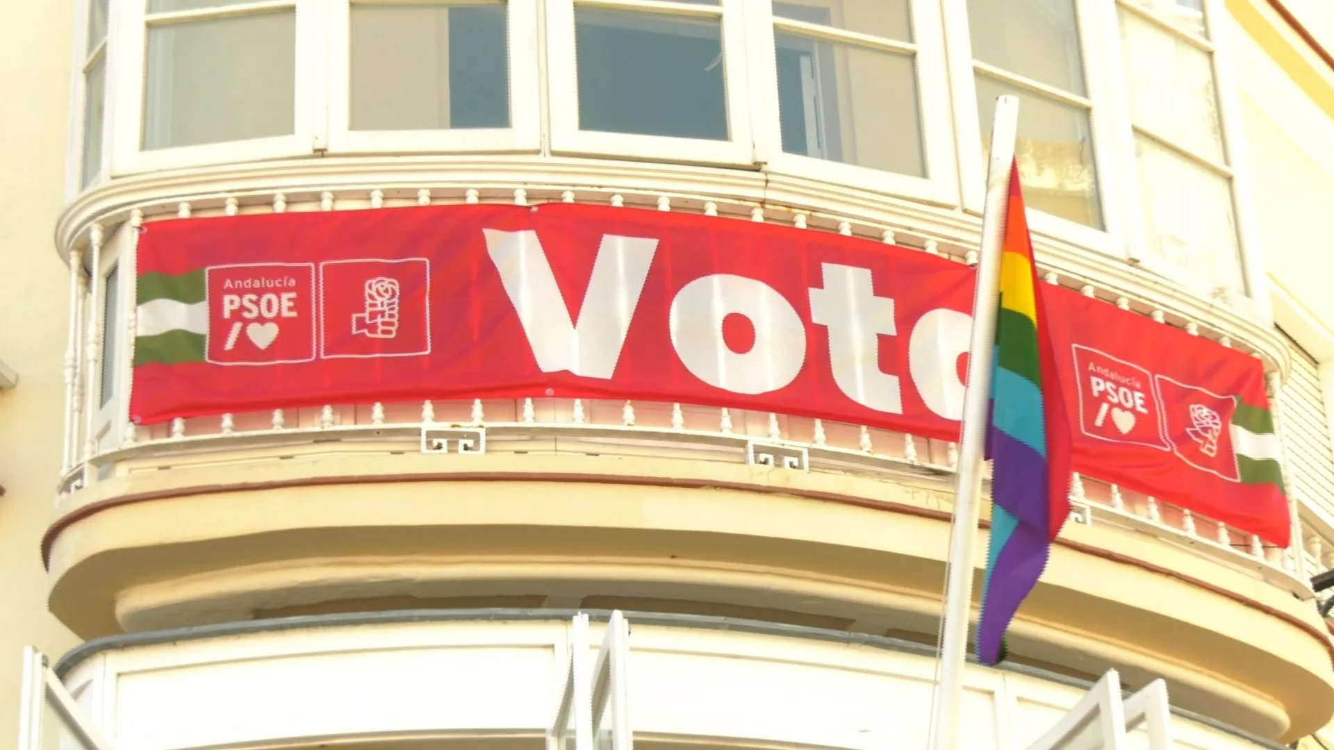 Bandera del orgullo en la sede socialista 