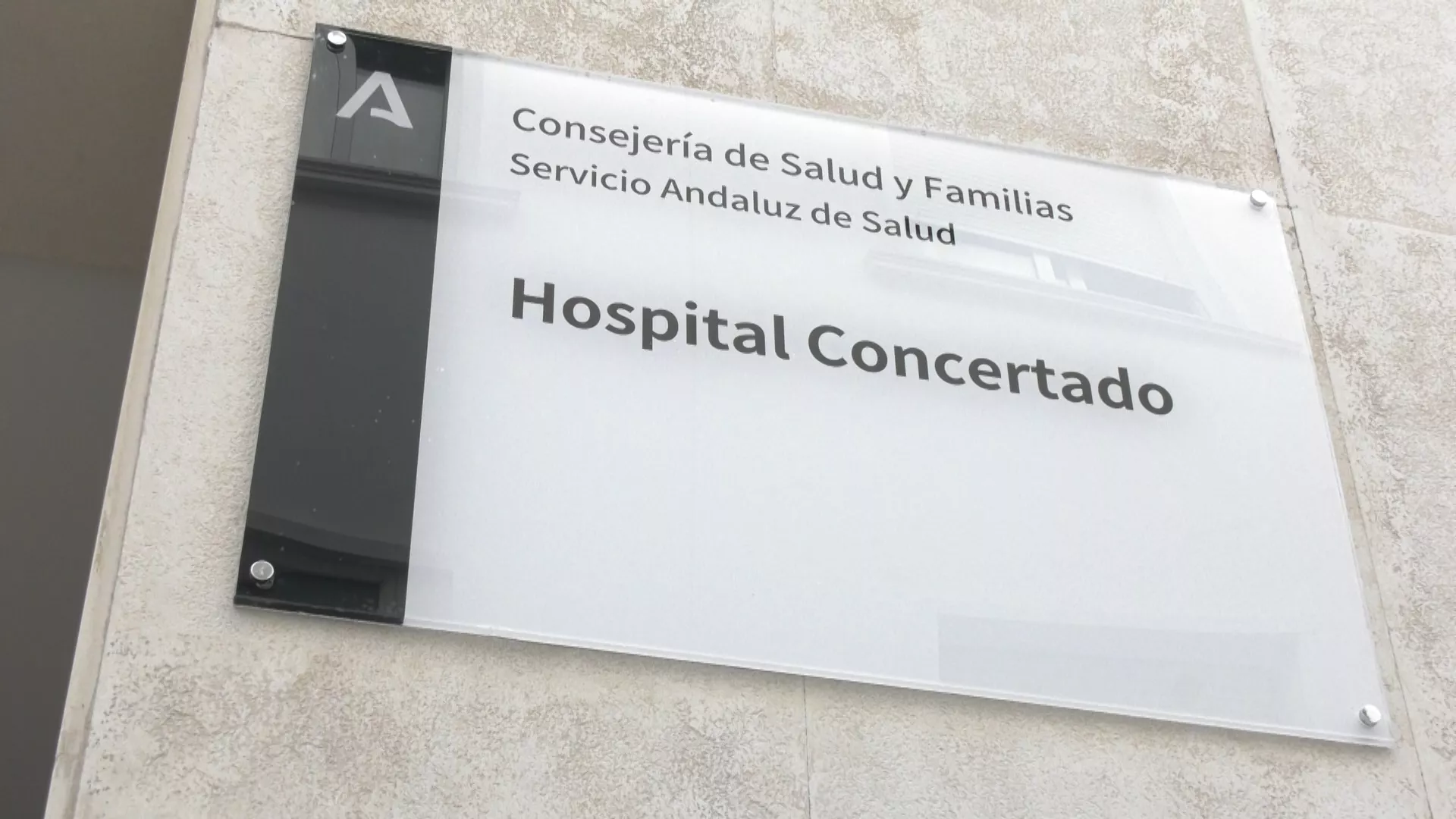Nueva placa en el Hospital San Rafael como Hospital Concertado
