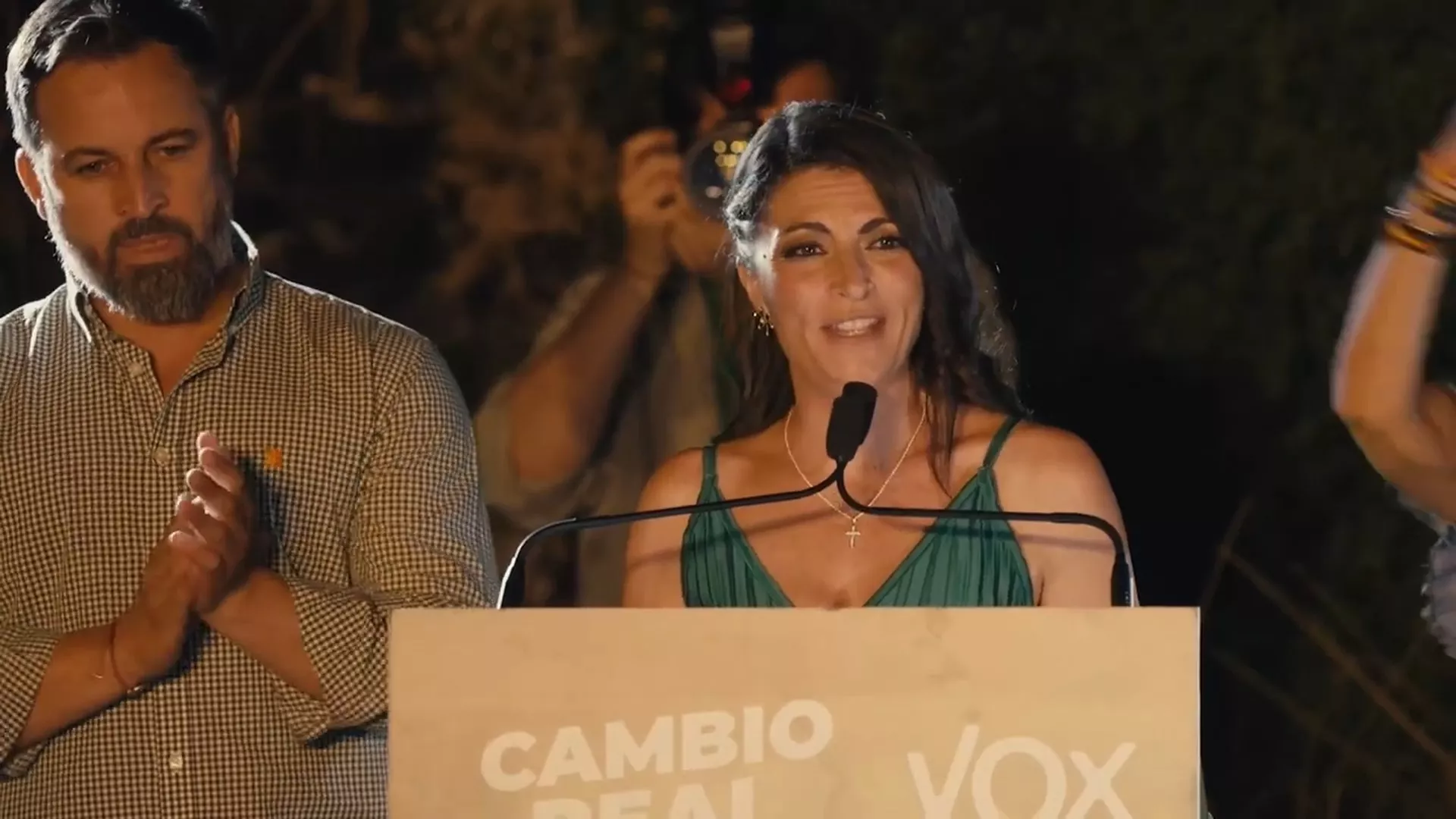 La candidata de VOX, Macarena Olona, junto al presidente del partido, Santiago Abascal