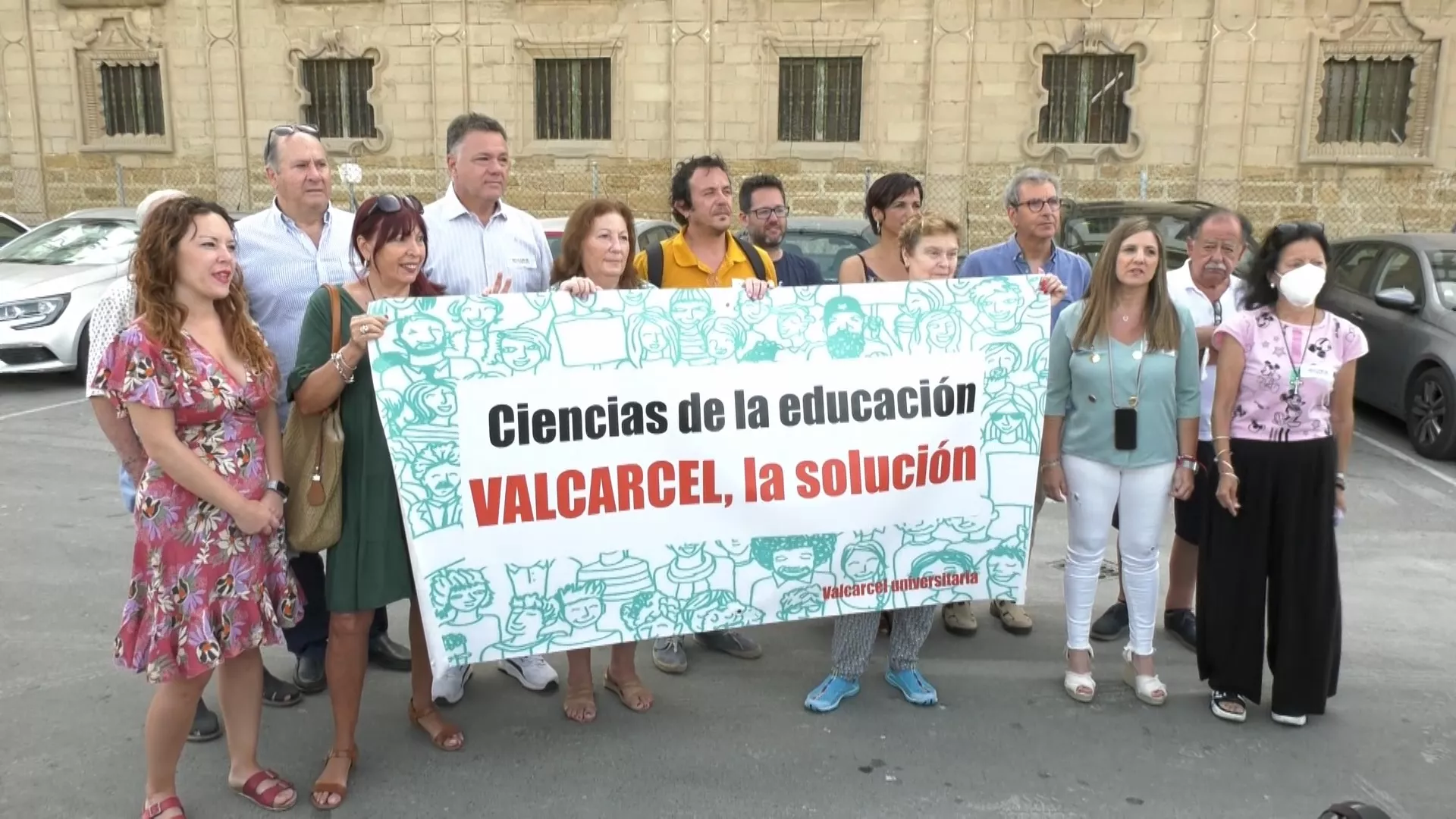 Representantes políticos y de la plataforma 'Valcárcel Universitaria' antes de la firma del compromiso con el proyecto