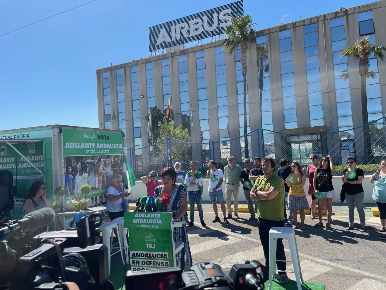 Teresa Rodríguez frente a la puerta de Airbus Puerto Real