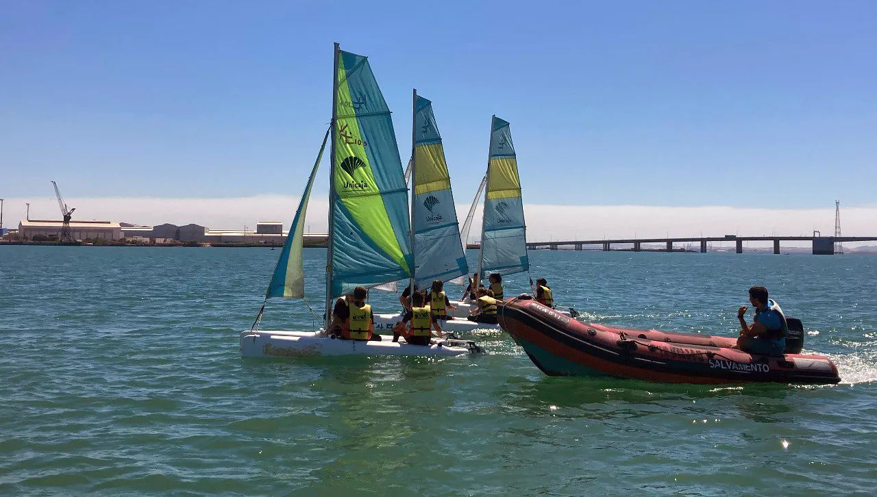 Embarcaciones de la vela escolar en aguas de la bahía