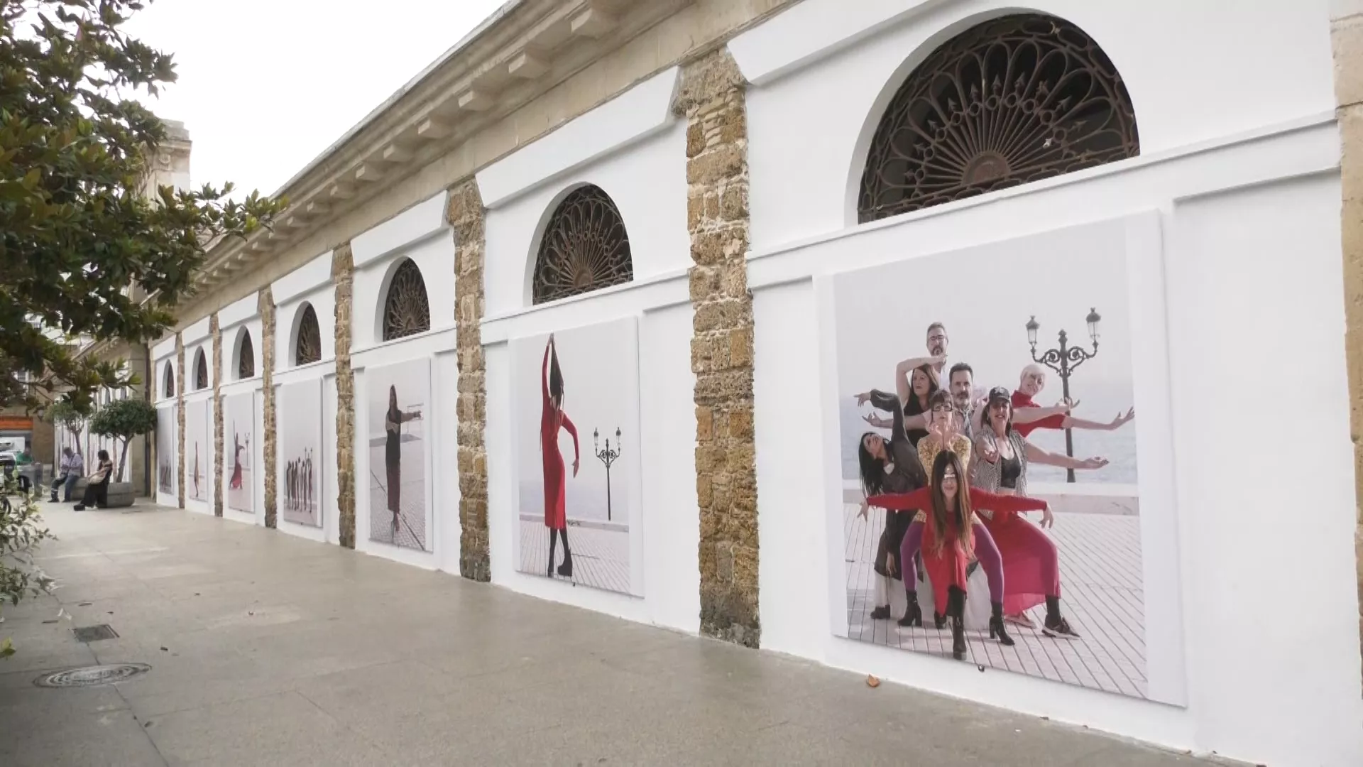 'Cuerpo de baile' se encuentra en la fachada del mercado 'Cuerpo de baile' se encuentra en la fachada del mercado