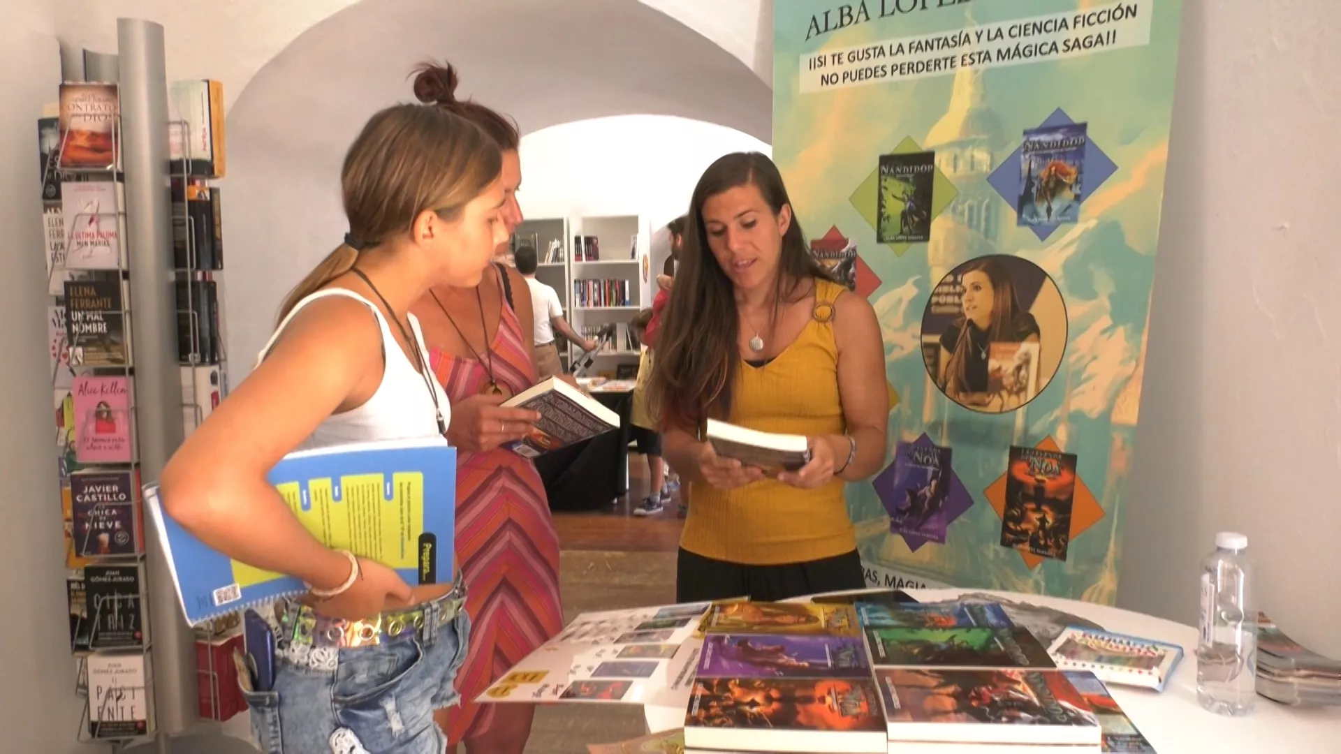Compras en una de las casamatas en la Feria del Libro de Cádiz 