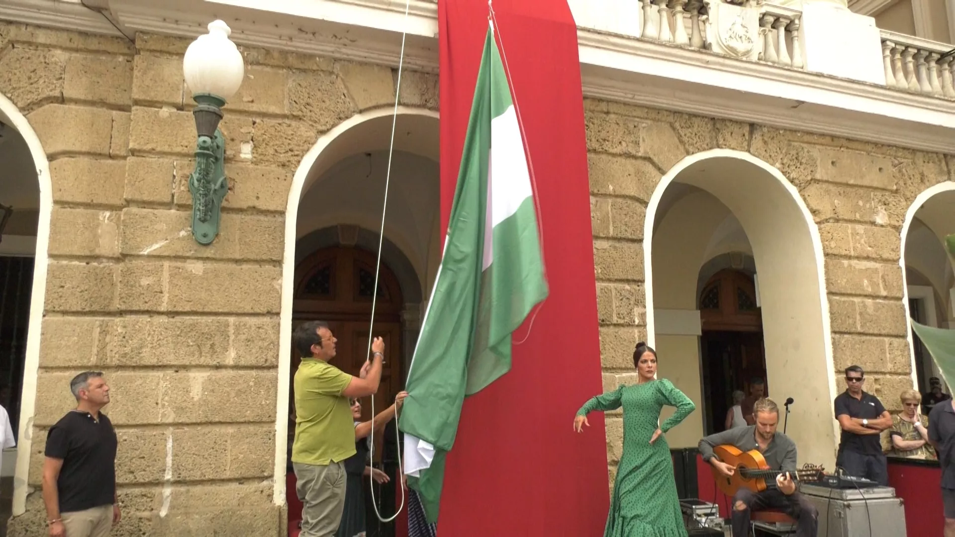 El alcalde iza la bandera andaluza en el Ayuntamiento en recuerdo a la primera vez que ondeó de la mano de Blas Infante