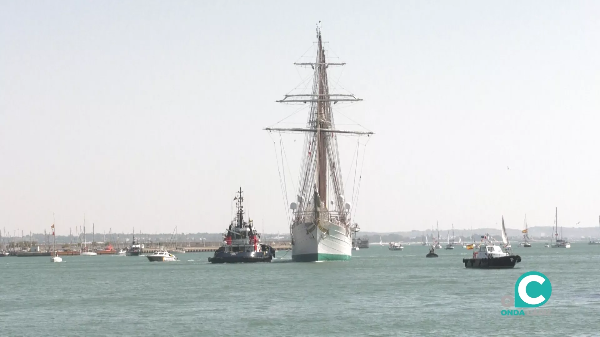 El buque escuela de la Armada llegando al Puerto de la Bahía de Cádiz