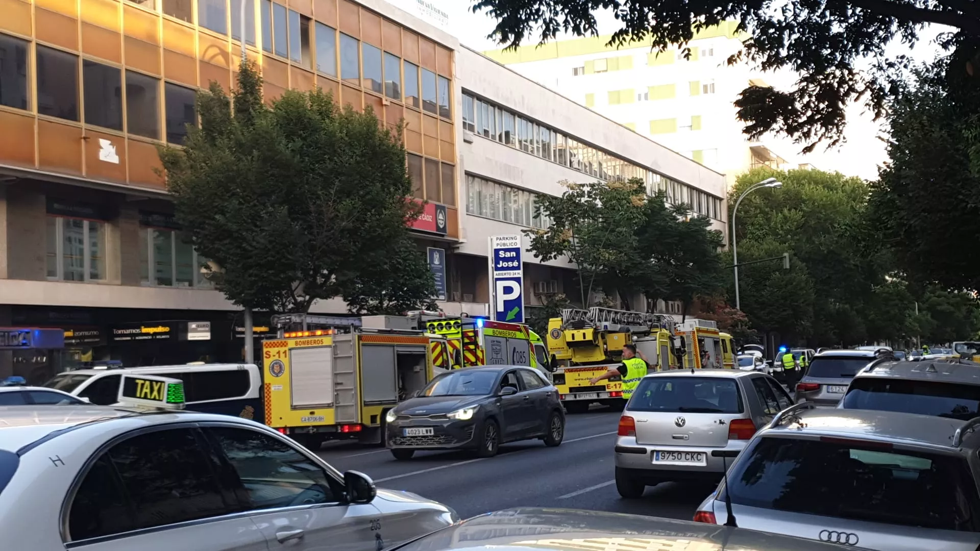 Los bomberos durante su actuación esta tarde