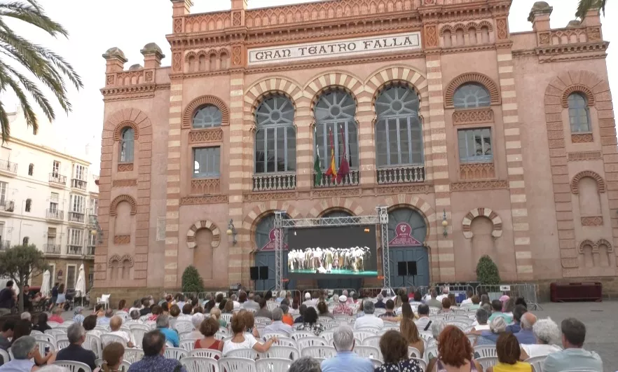 La ópera inunda las plazas de Cádiz.
