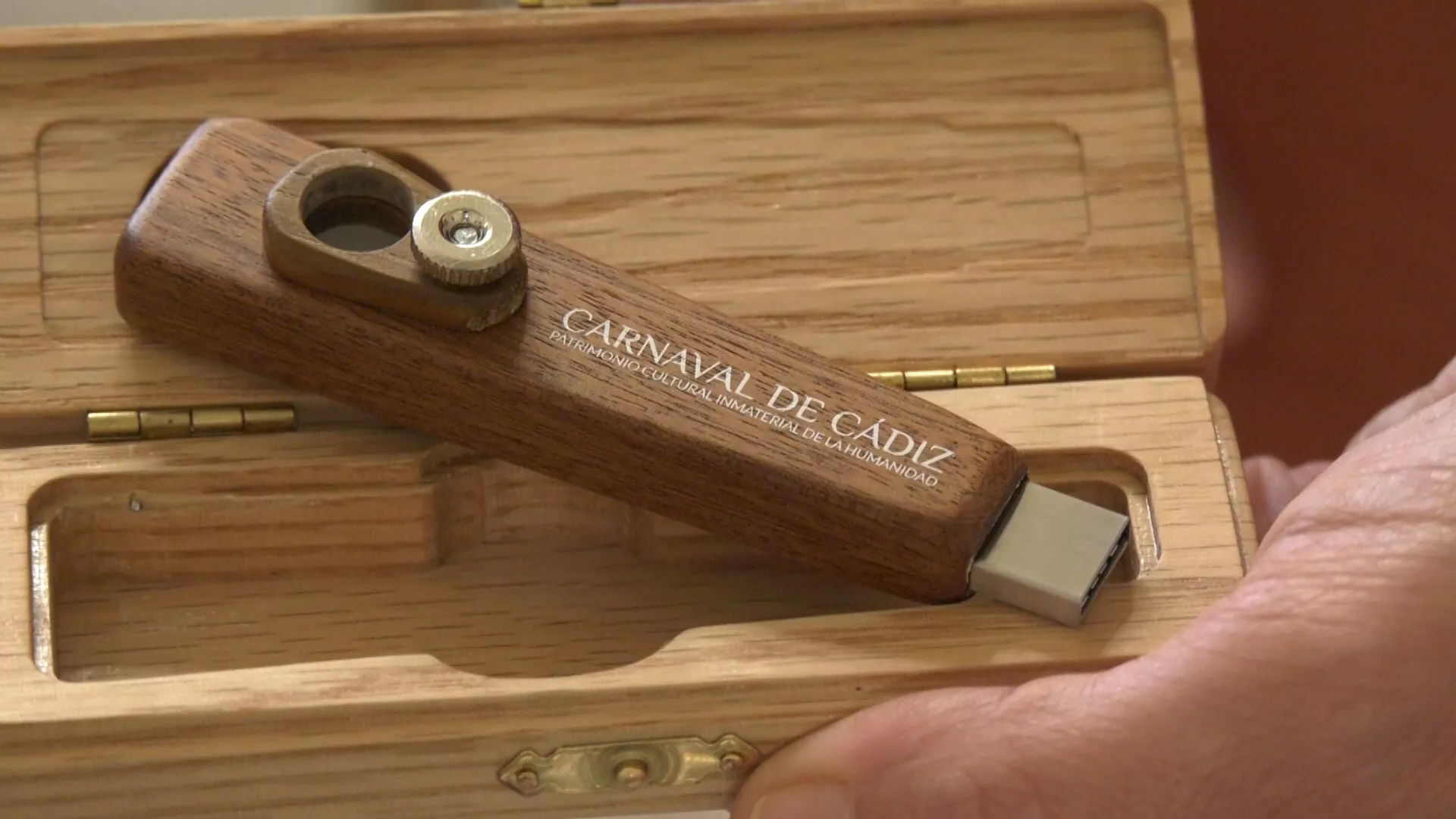 El pito de carnaval, es un pen drive diseñado y elaborado por Ras 