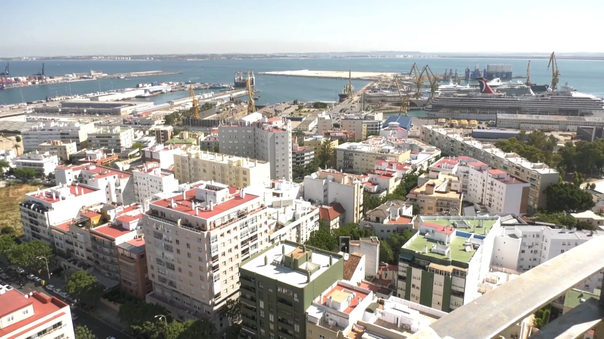Bajada del paro en Cádiz y suben las personas ocupadas 