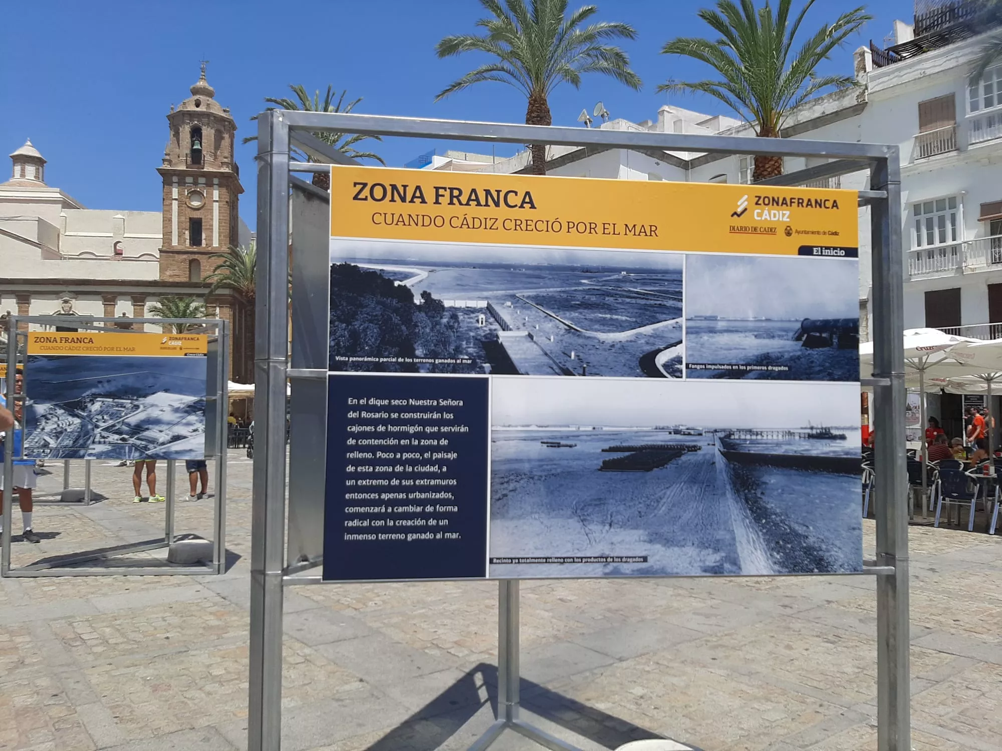 La Zona Franca acerca su historia a la ciudad con una exposición fotográfica en la plaza de la Catedral.