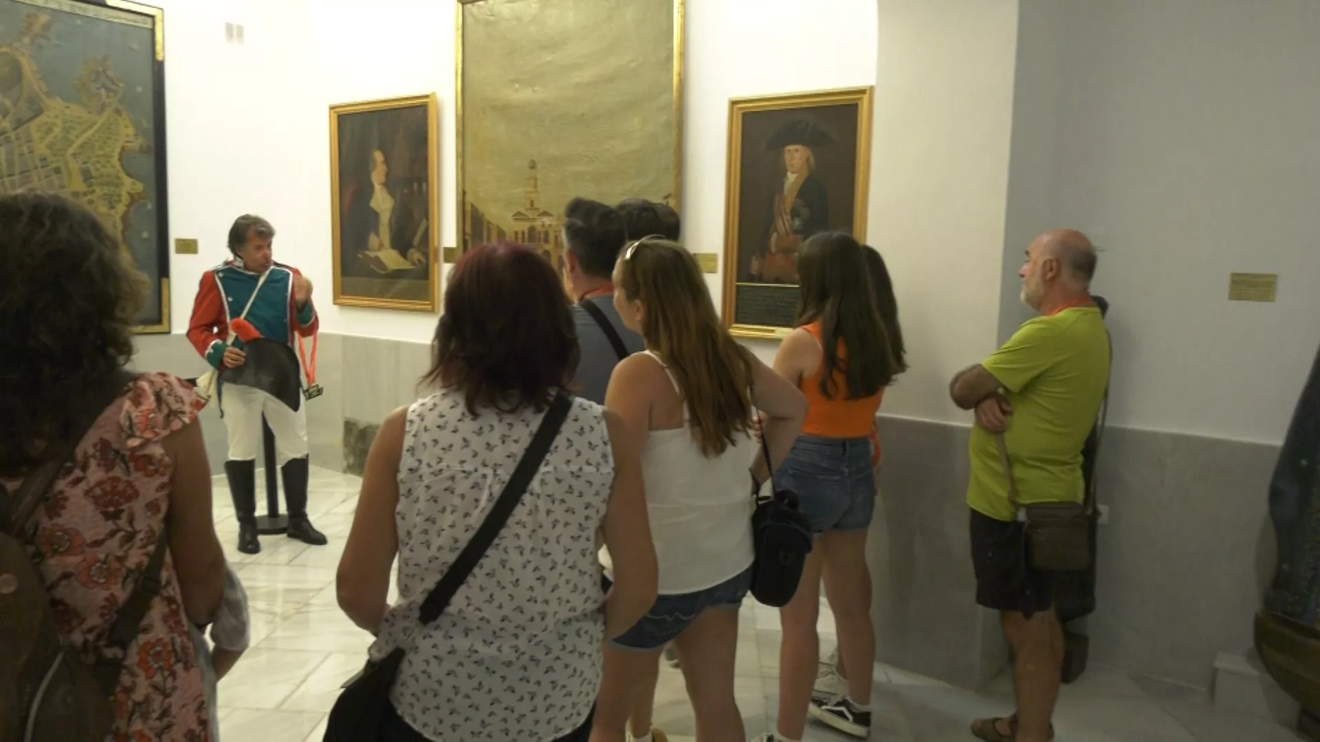 El gerente de Animarte, Javier Benítez, durante la visita ala Museo de Las Cortes. 