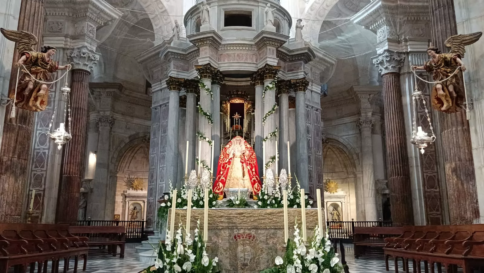 La Virgen de Las Penas en el altar mayor
